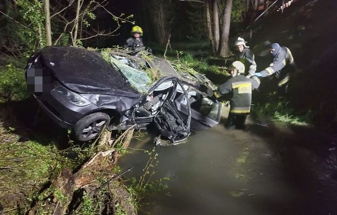 Samochód w rzece. Auto uderzyło w budynek