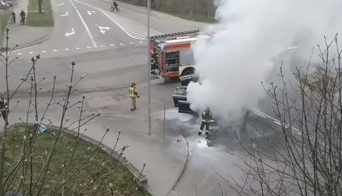 Samochód zapalił się na skrzyżowaniu Samochód zapalił się na skrzyżowaniu