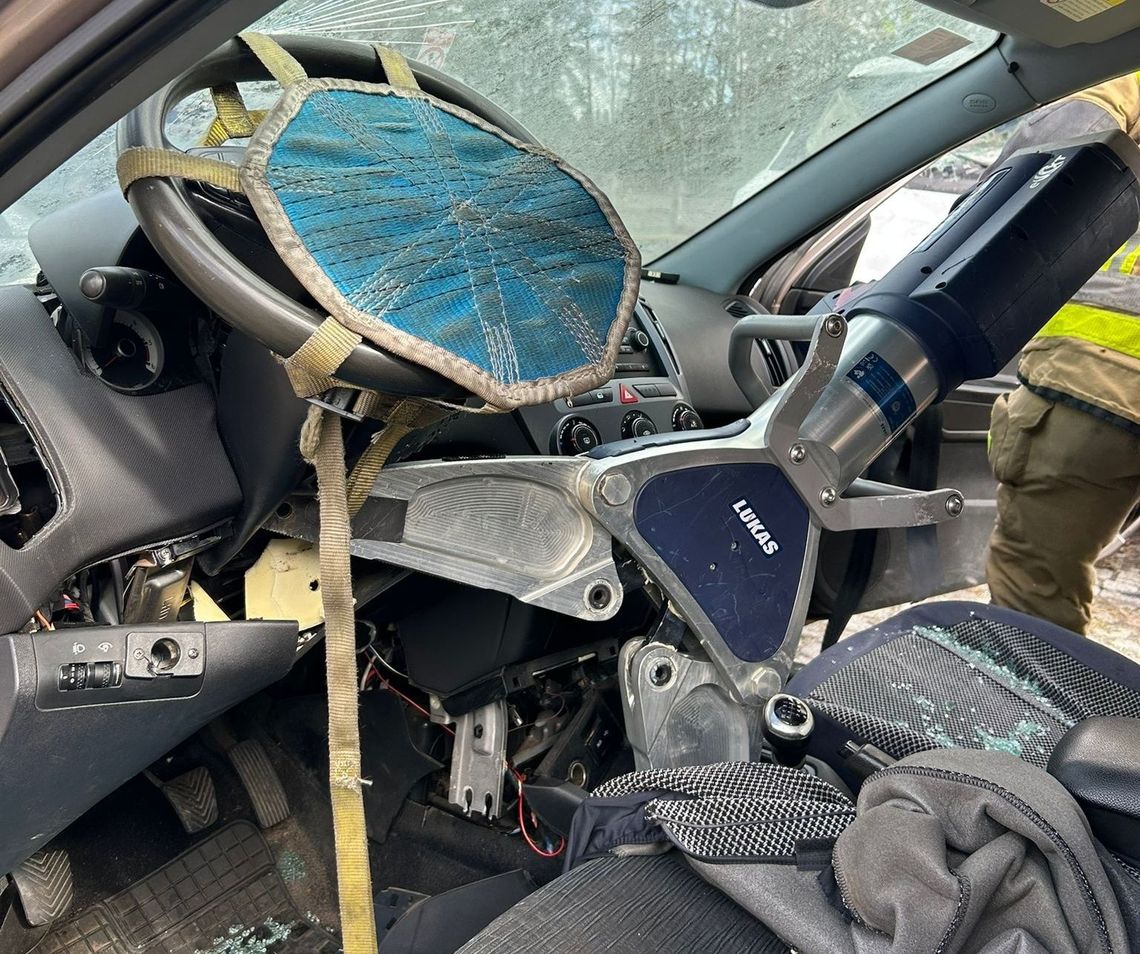 Samochód zmiażdżony, poszkodowany uwięziony. Strażacy w akcji!