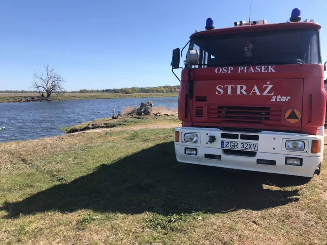 Samochód zsunął się do rzeki. Trwa akcja strażaków