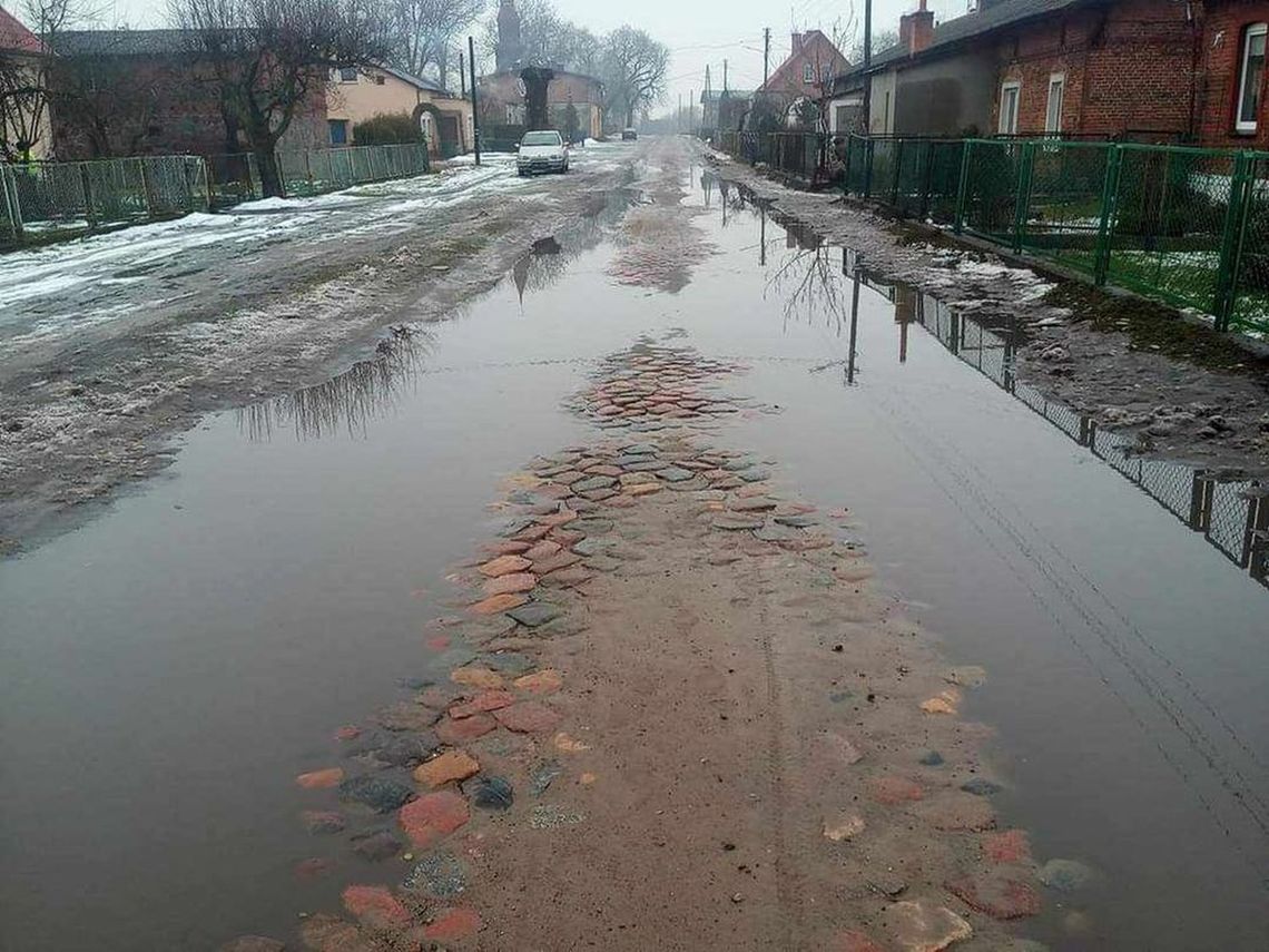 Samochodem, a może lepiej amfibią po takiej drodze?