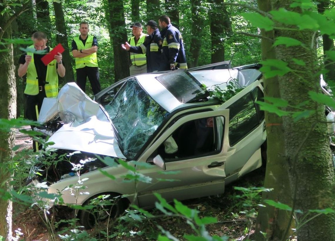 Samochodem uderzył w drzewo Samochodem uderzył w drzewo