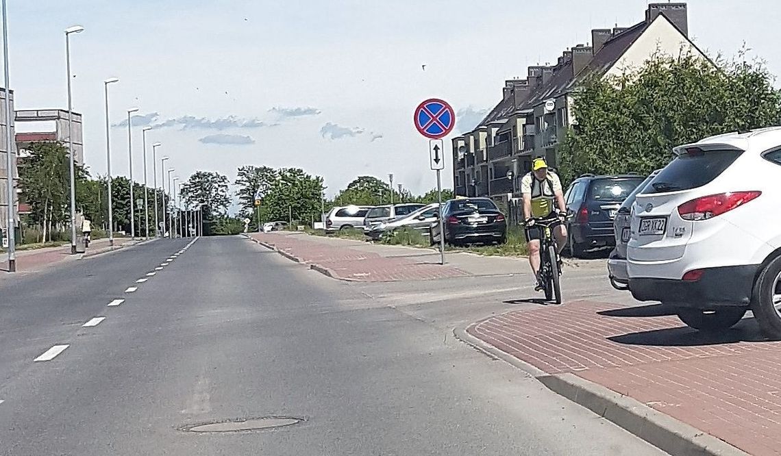 Samochody wymuszają tu pierwszeństwo - skarży się rowerzysta Samochody wymuszają tu pierwszeństwo - skarży się rowerzysta