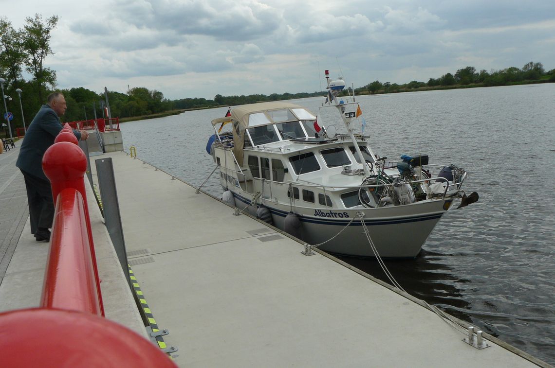 Samotny Albatros przy nabrzeżu Samotny Albatros przy nabrzeżu