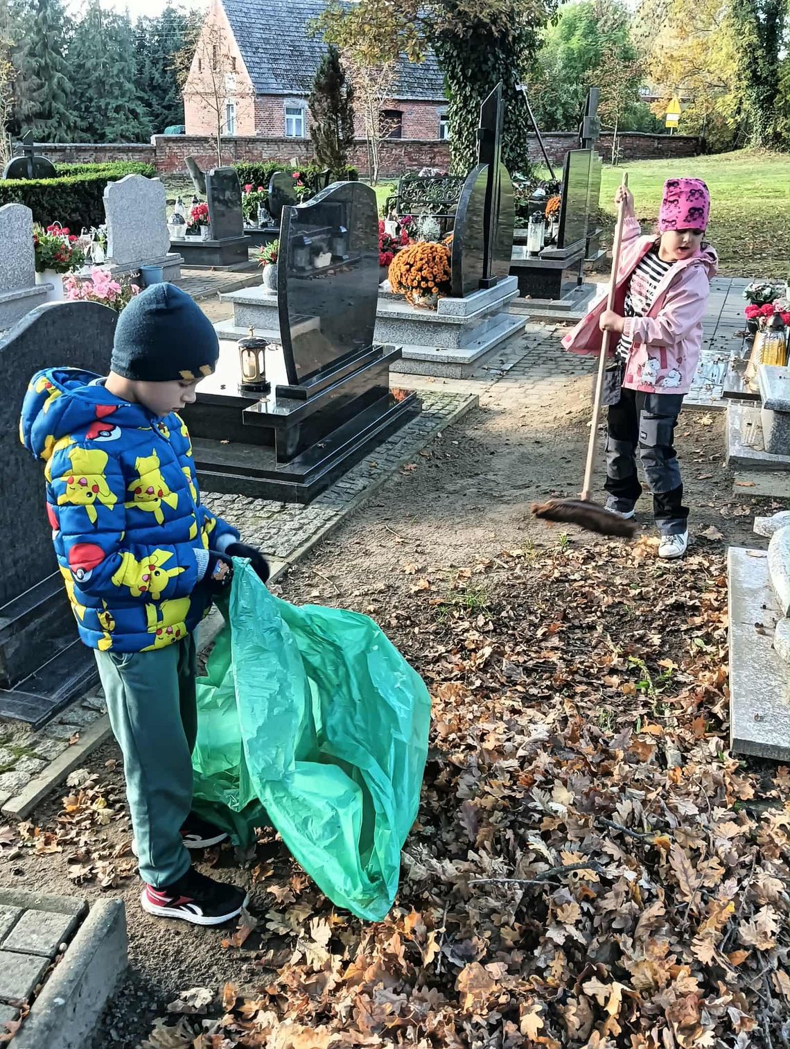 Sąsiedzi łączą siły: Wspólne sprzątanie cmentarza zjednoczyło dwa sołectwa
