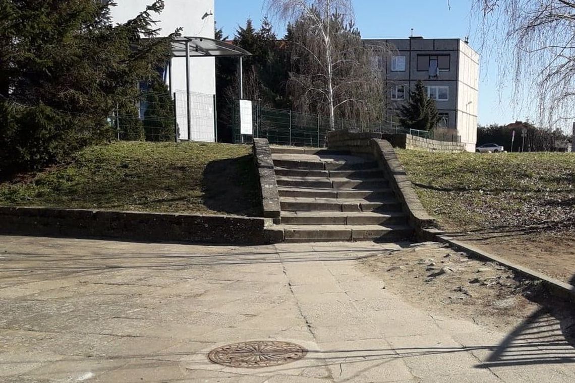 Schody dla akrobatów koło gminnej szkoły Schody dla akrobatów koło gminnej szkoły