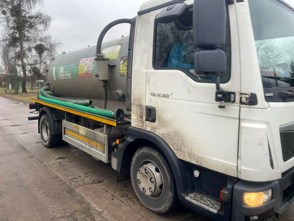 Ściekowy skandal w gminie. Ceny z "kosmosu" bez zgody radnych, a teraz wstrzymanie wywozu nieczystości