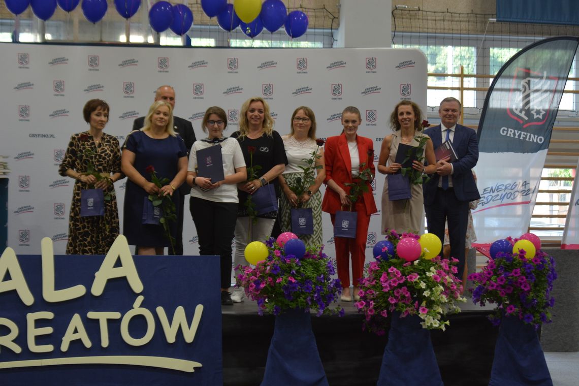 Ścierka w prezencie od władz Gryfina dla nauczycieli podczas Gali Laureatów