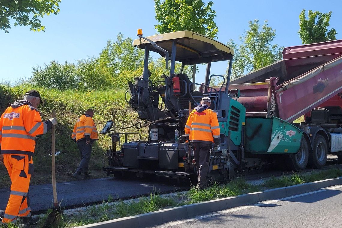 Ścieżka pieszo-rowerowa ma już nakładkę asfaltową. Łączy dwie części miasta
