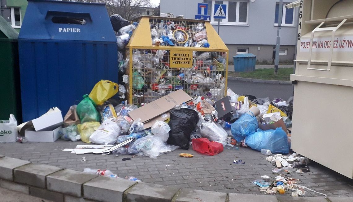 "Segregacja" śmieci na jednej z gryfińskich ulic po zmniejszeniu liczby pojemników