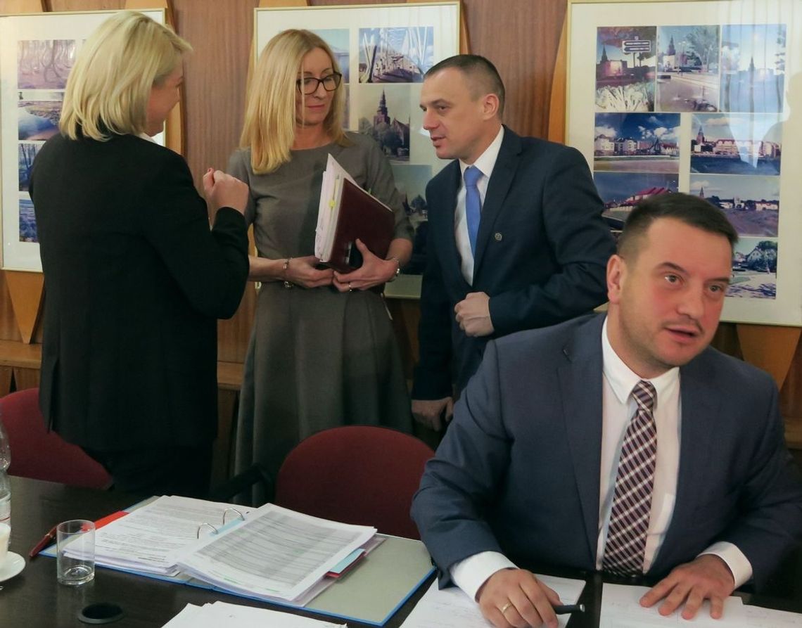 Sekretarz informuje o kosztach i potrzebie wymiany mebli Sekretarz informuje o kosztach i potrzebie wymiany mebli