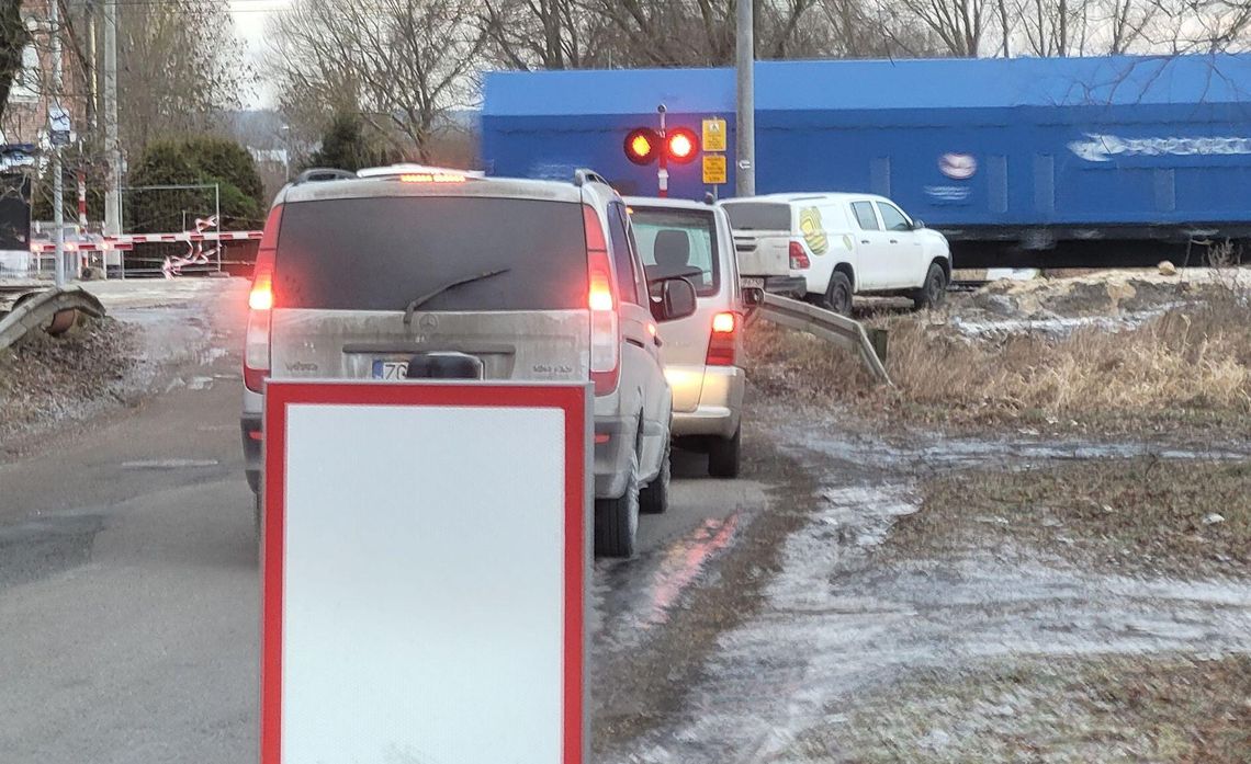 Sekundy od katastrofy. Auto utknęło na przejeździe kolejowym, bo nikt nie posypał jezdni