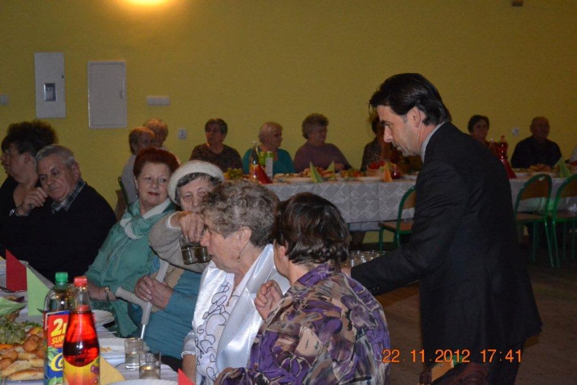 Seniorów dowiozą nawet autokarami Seniorów dowiozą nawet autokarami