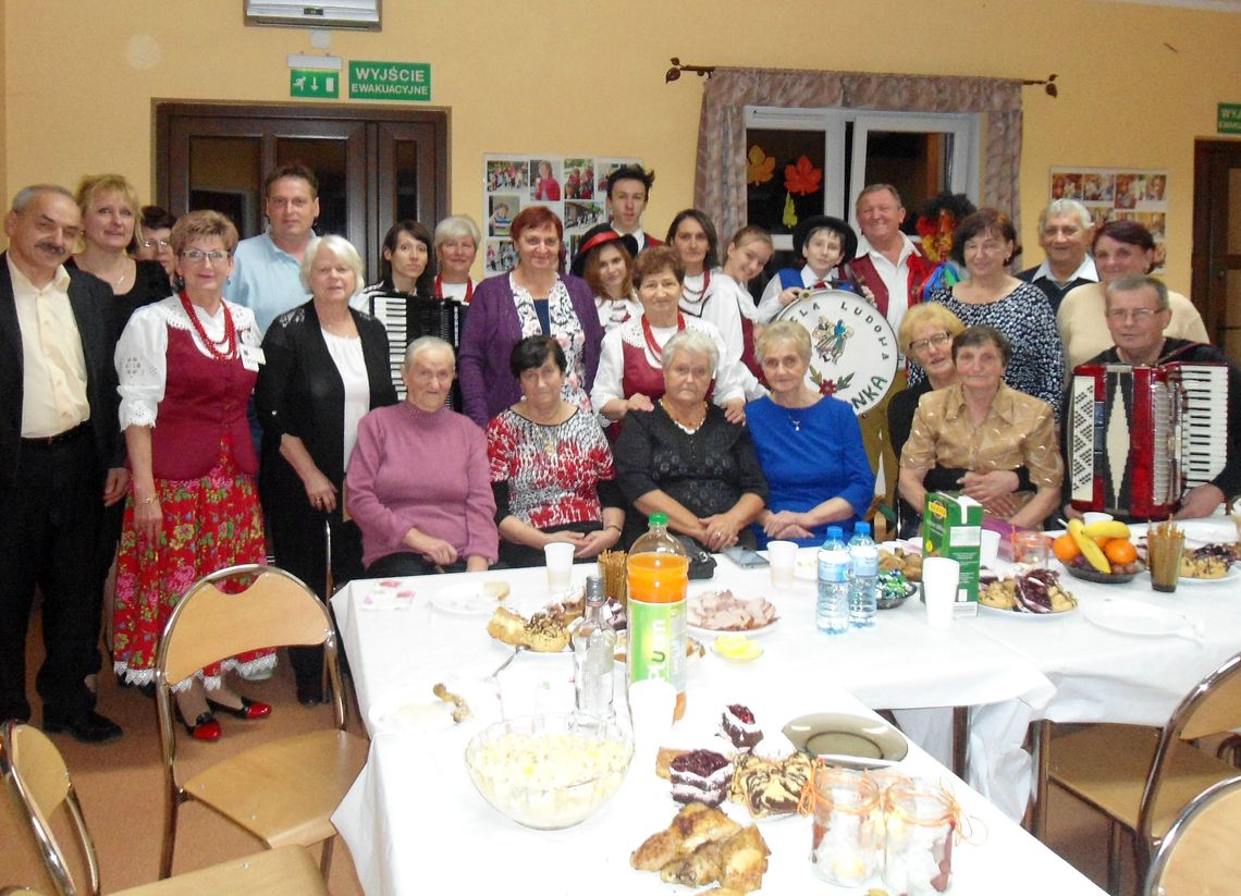 Seniorzy bawili się z Kapelą Ludową Wełtynianka Seniorzy bawili się z Kapelą Ludową Wełtynianka