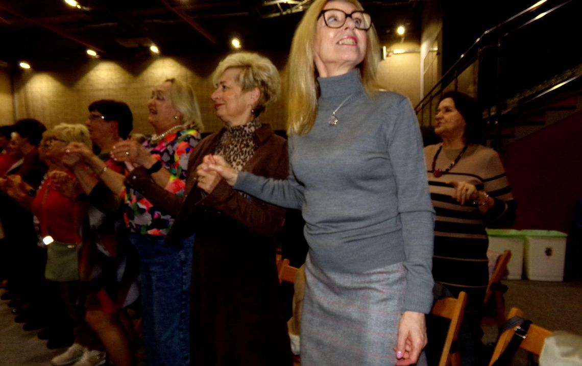 Seniorzy świętowali w Gryfinie w hali sportowej. Atmosfera, atrakcje i wspólny wysiłek Seniorzy świętowali w Gryfinie w hali sportowej. Atmosfera, atrakcje i wspólny wysiłek