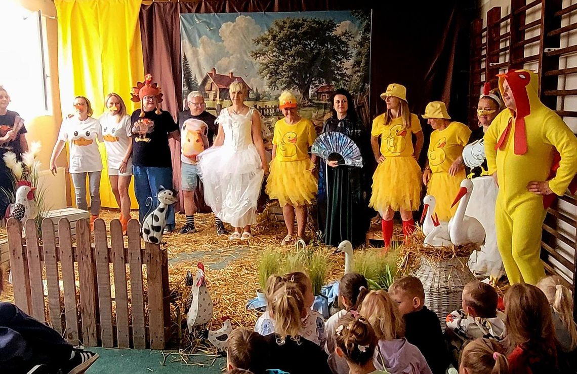 Sensacja na szkolnej scenie! Nauczyciele zagrali dla uczniów „Brzydkie kaczątko”!