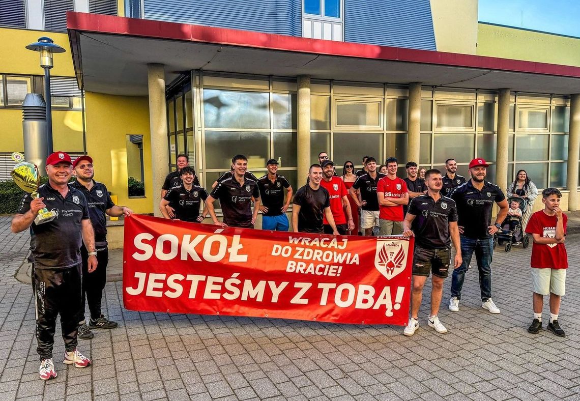 Serce, walka i wsparcie dla przyjaciela. Piłkarze przed szpitalem po meczu pucharowym [FOTO, WIDEO]