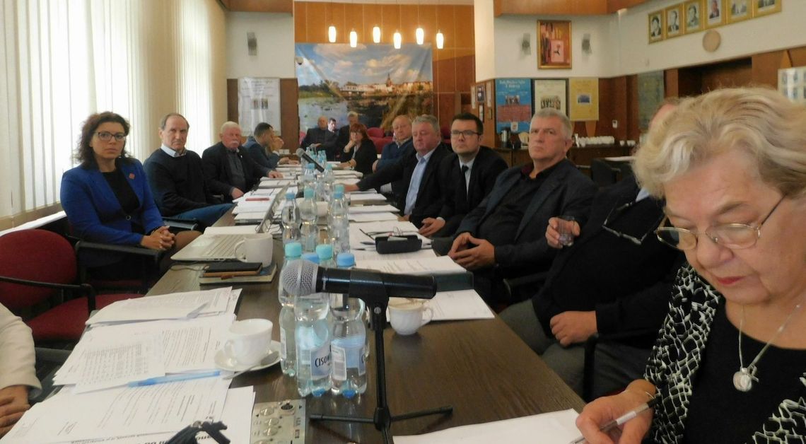 Sesja o wynagrodzeniach nauczycieli, przystankach i Centrum Sportu i Rekreacji w Gryfinie Sesja o wynagrodzeniach nauczycieli, przystankach i Centrum Sportu i Rekreacji w Gryfinie