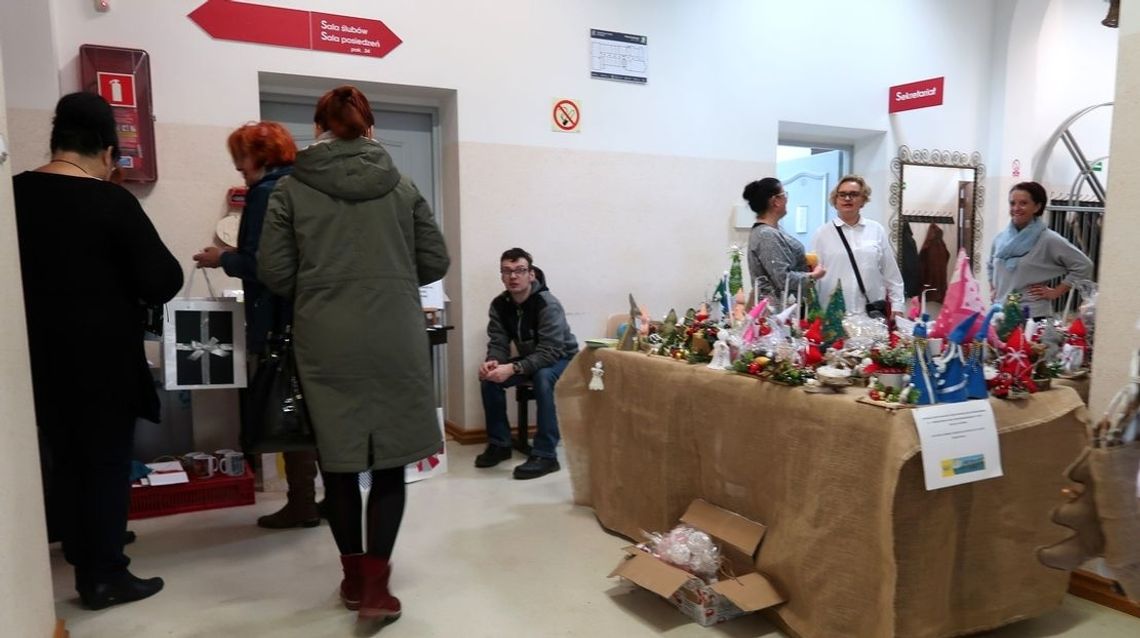 Sesja z opóźnieniem. Kiermasz świateczny w UMiG