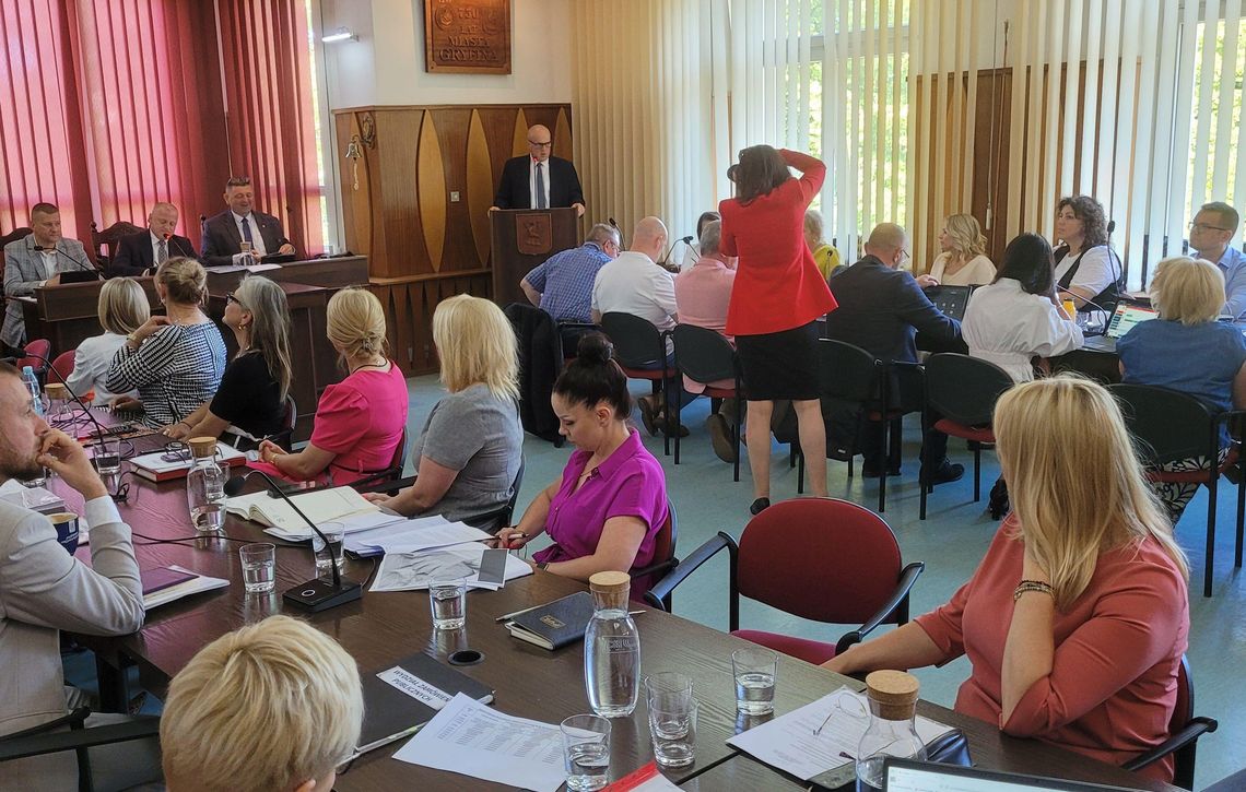 Sesje absolutoryjne w powiecie. Radni debatują i głosują