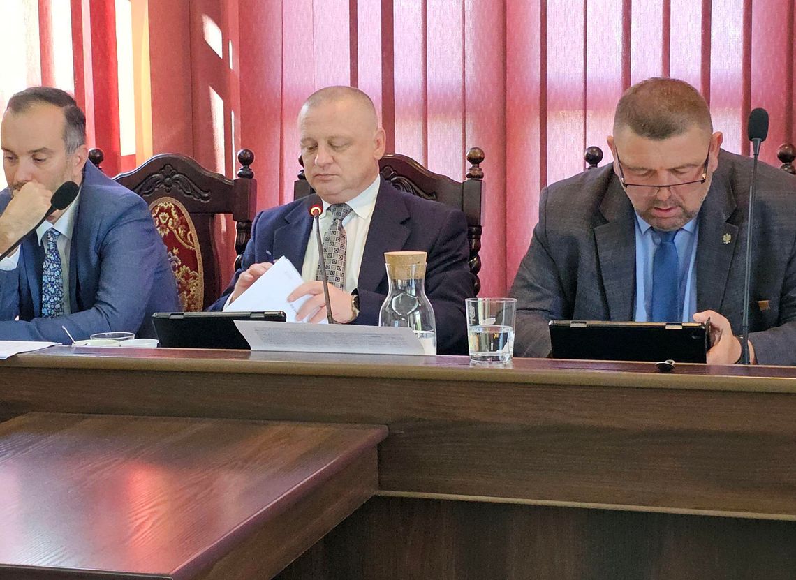 Sesję rozpoczęto od zmian. Rezygnacja przewodniczącego komisji rewizyjnej Sesję rozpoczęto od zmian. Rezygnacja przewodniczącego komisji rewizyjnej