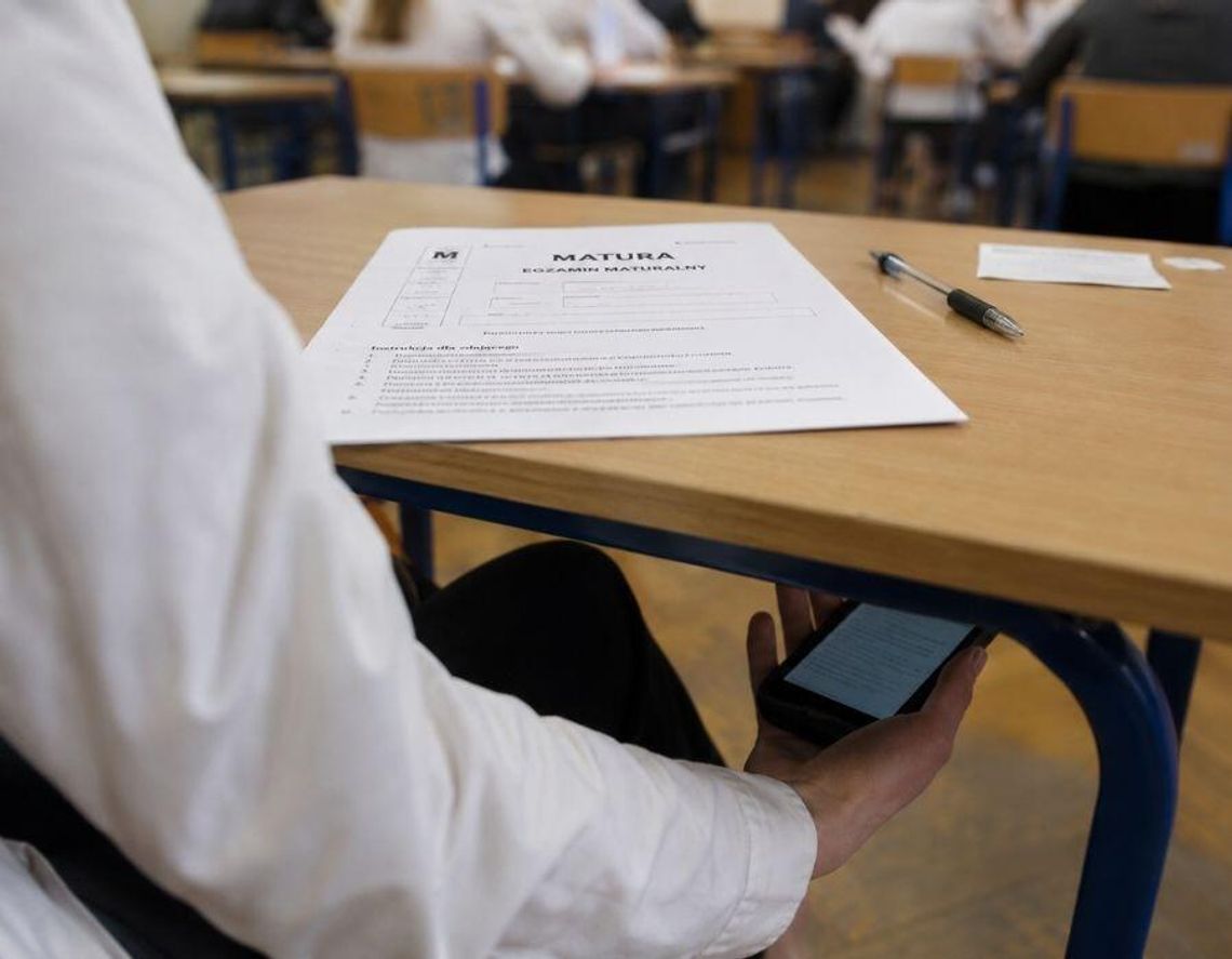 Unieważnione matury 2026. Czy CKE panuje nad ściąganiem za pomocą nowoczesnych technologii Unieważnione matury 2026. Czy CKE panuje nad ściąganiem za pomocą nowoczesnych technologii