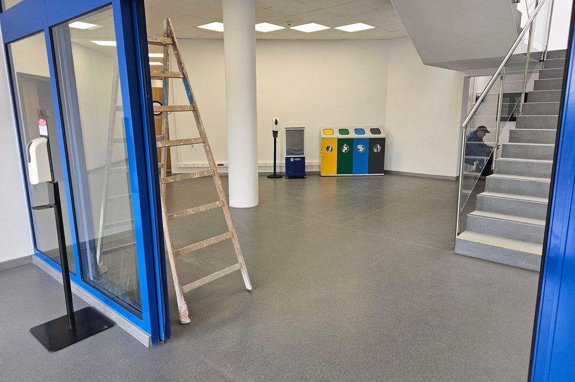 Siedziba PUK niby oddana do użytku, a wciąż toczą się prace. A petenci między drabinami