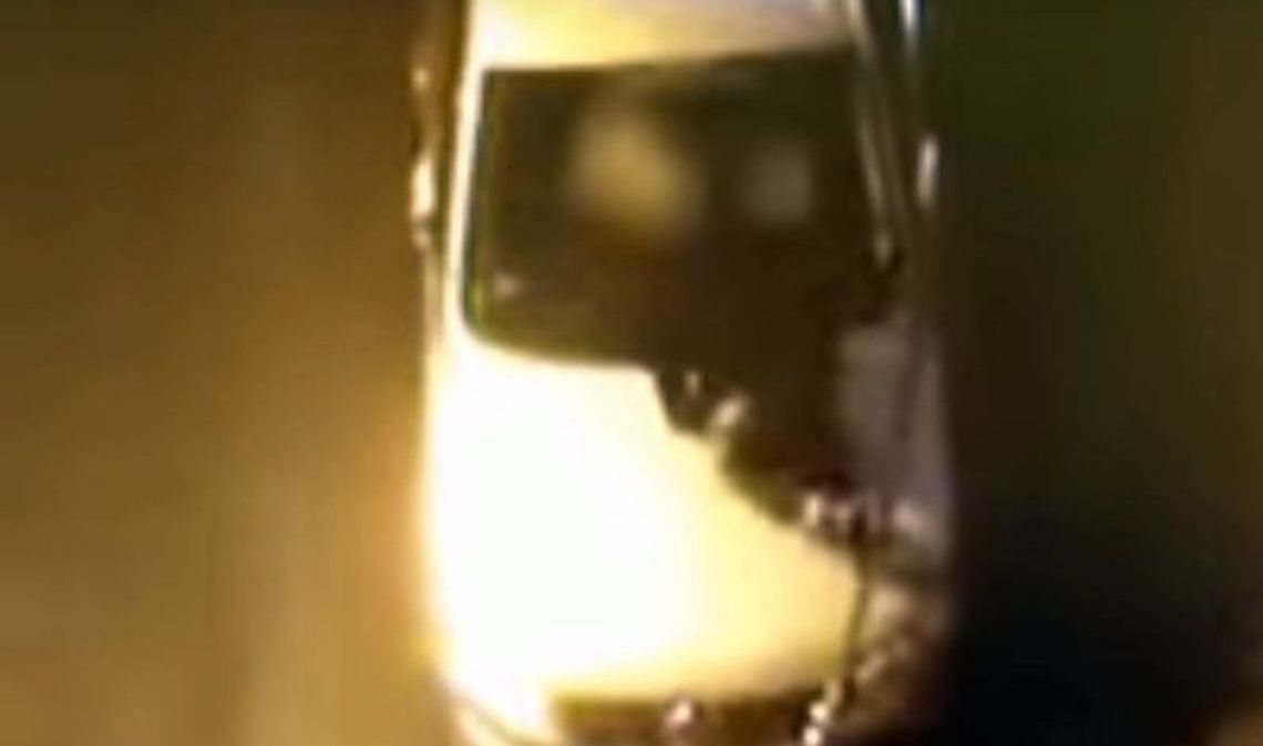 Skakał po samochodzie. Policja prosi o pomoc w ustaleniu sprawcy Skakał po samochodzie. Policja prosi o pomoc w ustaleniu sprawcy