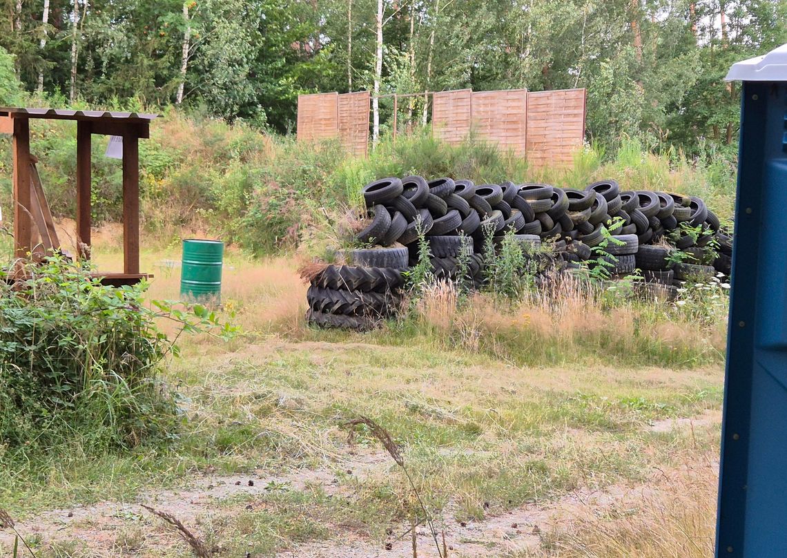 Skandal na wsi i interwencja policji: Sołtys chwiejna, a niebezpieczna strzelnica została zamknięta Skandal na wsi i interwencja policji: Sołtys chwiejna, a niebezpieczna strzelnica została zamknięta