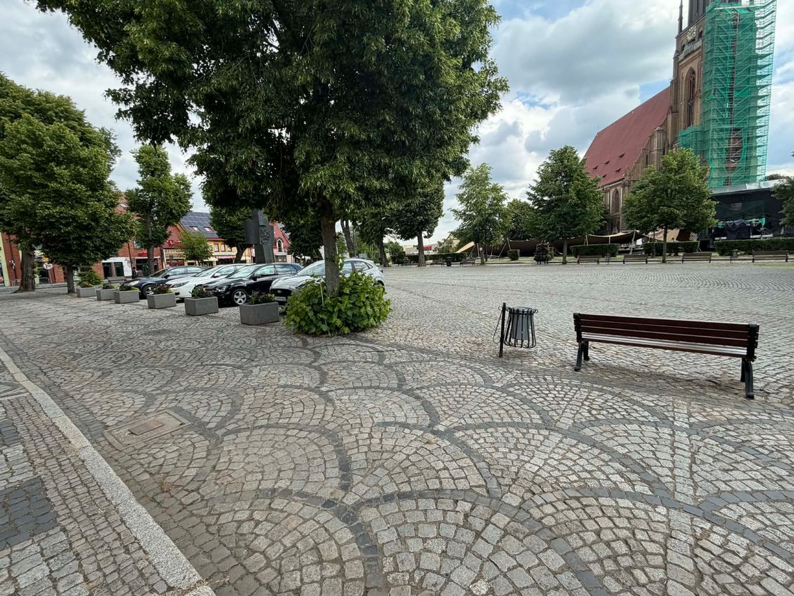 Skandal w Chojnie: Parking przy Centrum Kultury tylko dla swoich i ukryte dokumenty Skandal w Chojnie: Parking przy Centrum Kultury tylko dla swoich i ukryte dokumenty