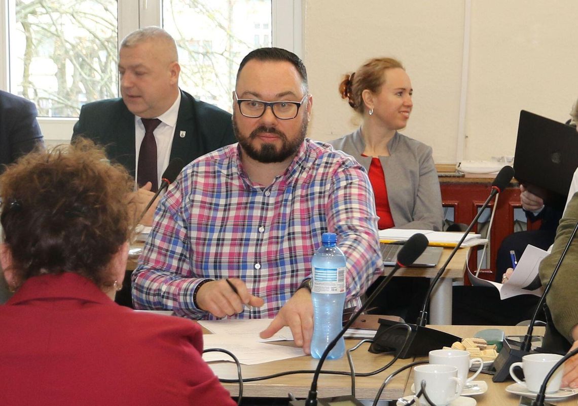 Konflikt interesów czy poprzeczka burmistrza? Radny ujawnia szokujące kulisy o obsłudze prawnej
