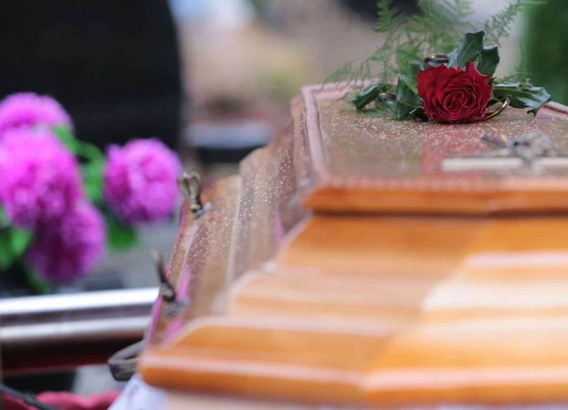 Skandaliczna pomyłka. Włożyli nie to ciało do trumny Skandaliczna pomyłka. Włożyli nie to ciało do trumny