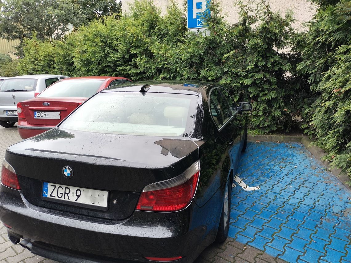 Skandaliczne zachowanie kierowcy BMW - zaparkował na miejscu dla niepełnosprawnych