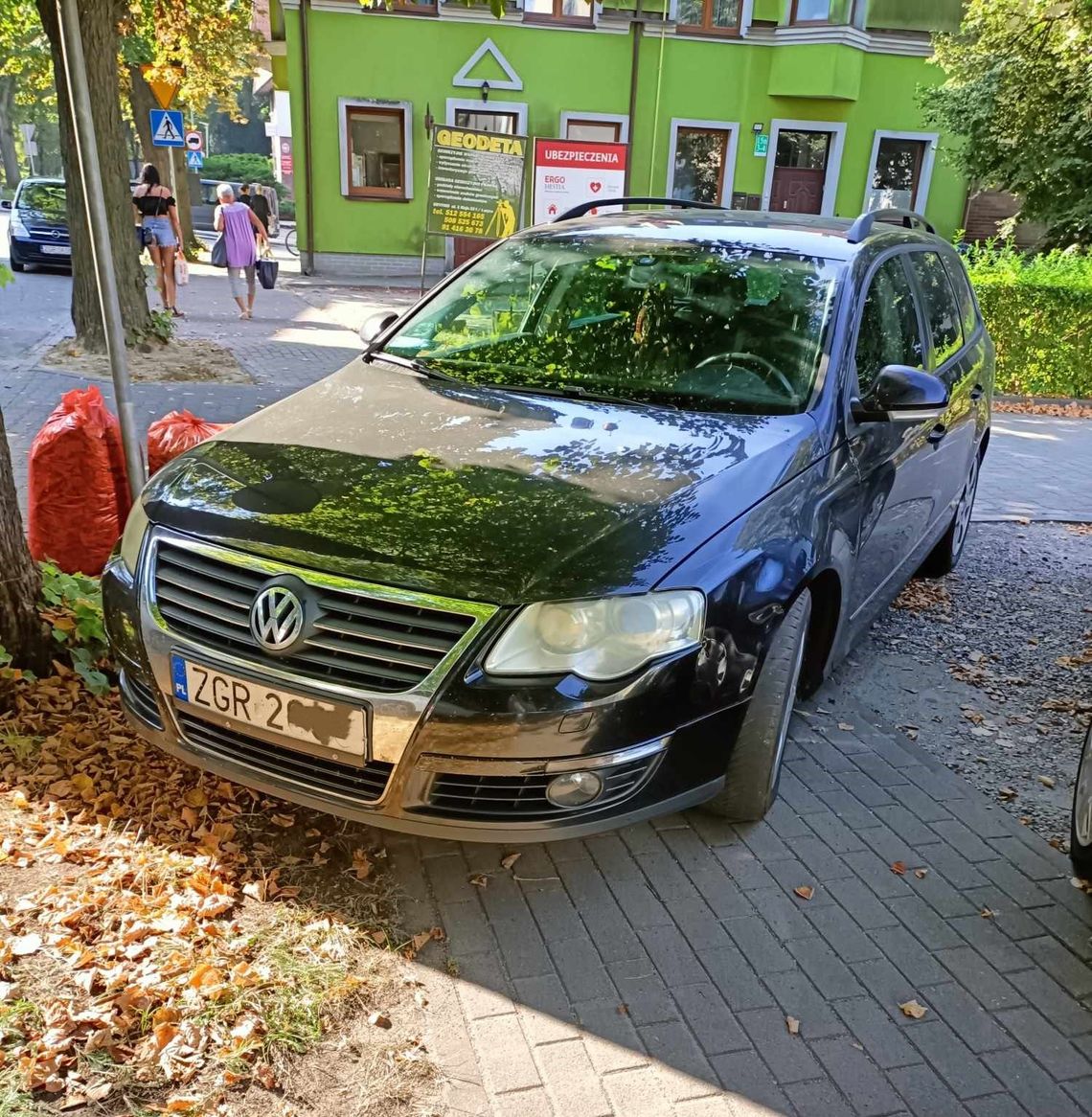 Skandaliczne zachowanie „mistrza parkowania”. Stworzył niebezpieczeństwo dla pieszych!