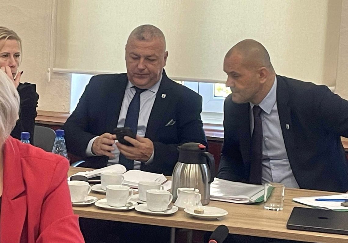 Skarbnik trzyma stery, zastępca pozuje, a gdzie jest sekretarz?