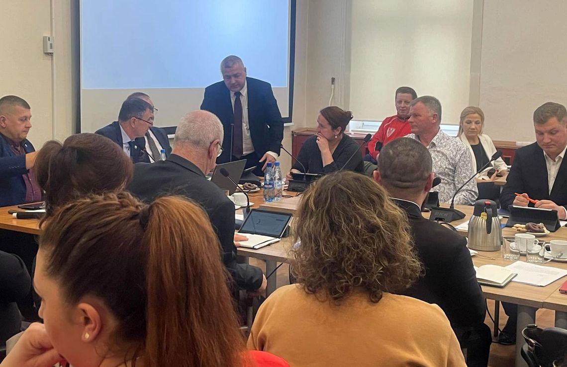 Skarga w sprawie głosowania o zamiarze likwidacji szkoły. Radny zapowiada działanie