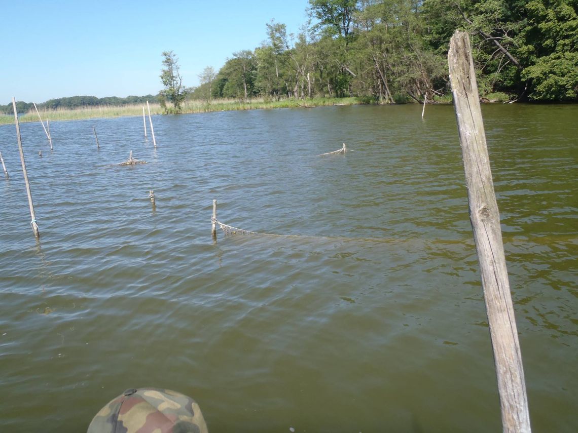 Skontrolowali nieoznakowane sieci na jeziorze 