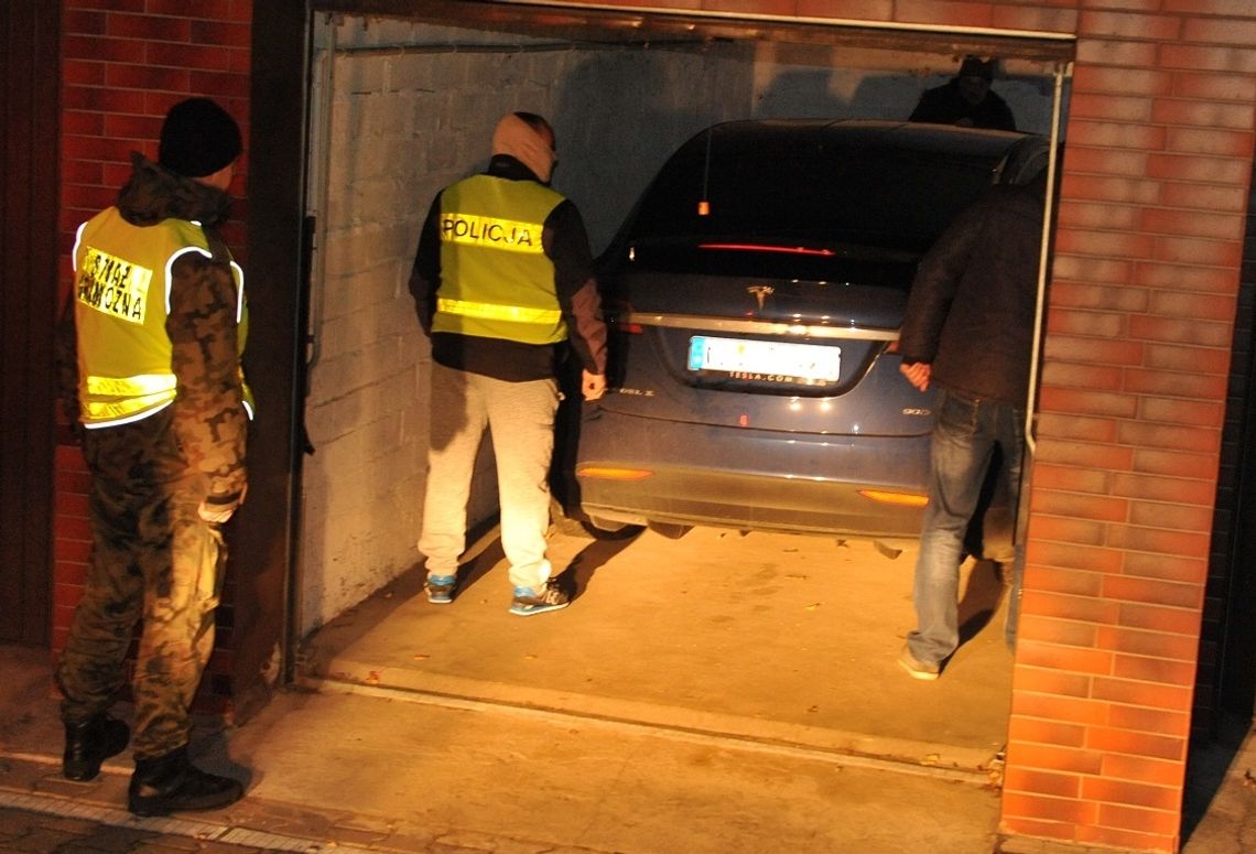 Skradzioną luksusową limuzynę znaleziono w garażu