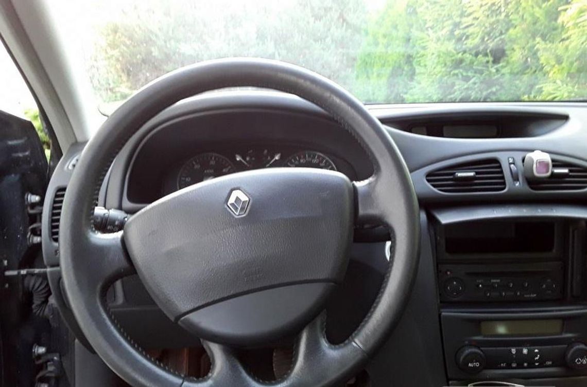 Skradzione auto znaleziono w lesie Skradzione auto znaleziono w lesie