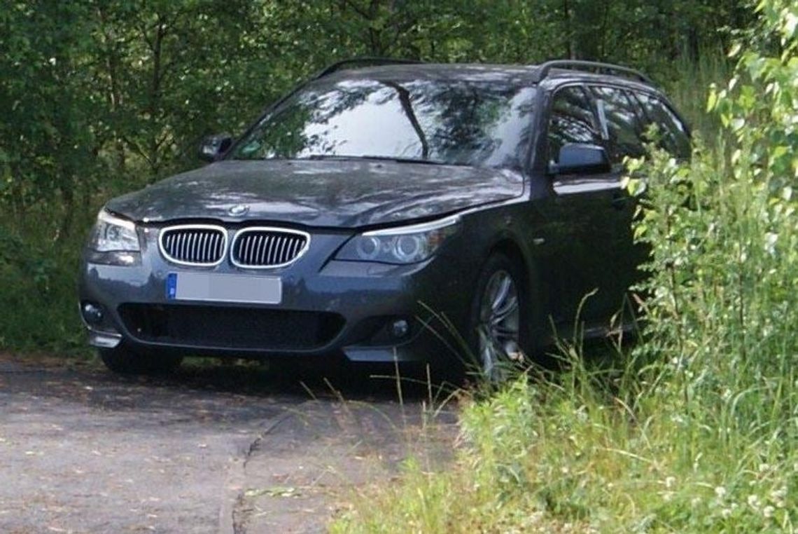 Skradziony samochód porzucili w lesie. Auto odnaleźli policjanci