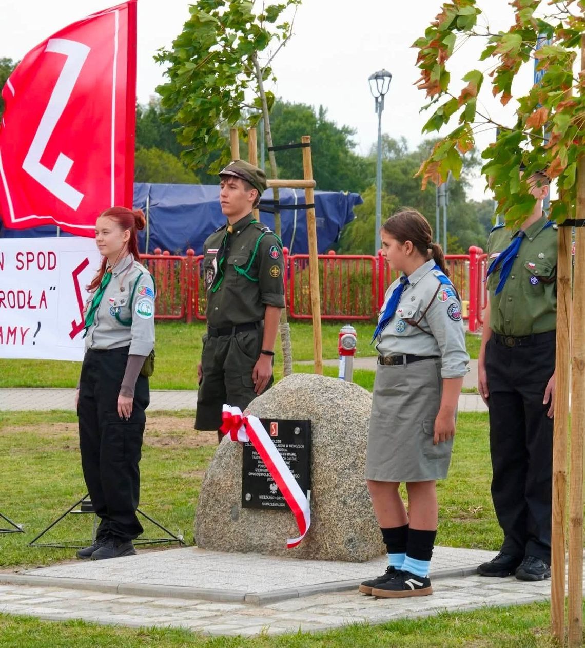 Skromny głaz, głośna polityka i proceduralny chaos. Na gryfińskim nabrzeżu stanął nowy pomnik