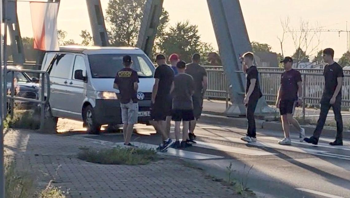 Skrzyknęli się, aby zatrzymywać i sprawdzać samochody na granicy Skrzyknęli się, aby zatrzymywać i sprawdzać samochody na granicy