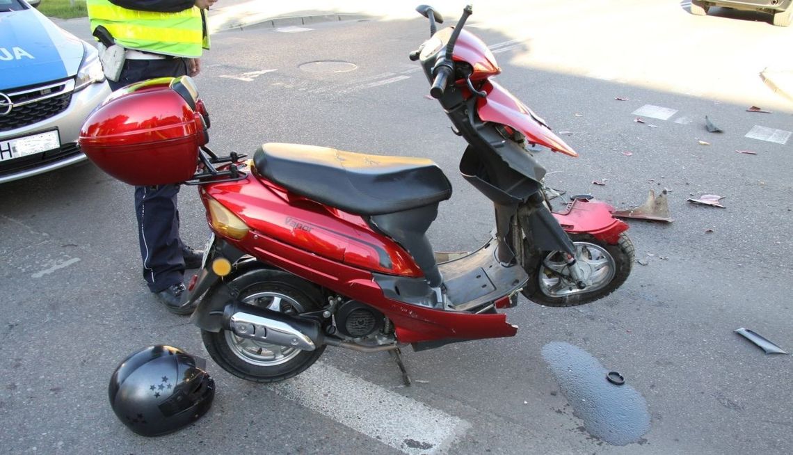Skuter zderzył się z osobówką na ul. Bolesława Chrobrego Skuter zderzył się z osobówką na ul. Bolesława Chrobrego