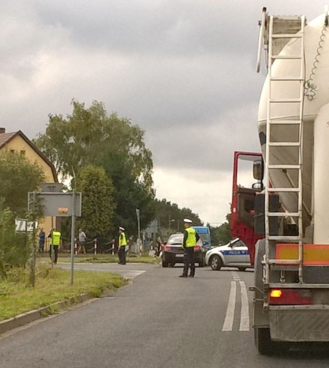 Skuterem wpadł pod ciężarówkę Skuterem wpadł pod ciężarówkę