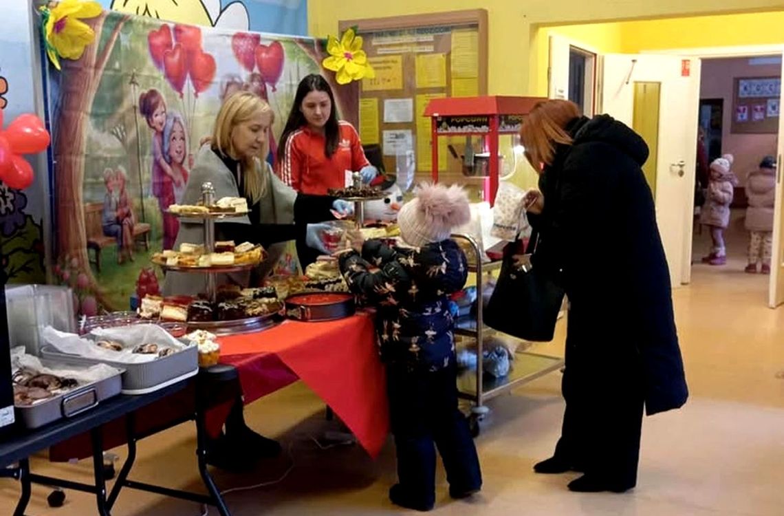 Słodkie „granie” w Pszczółce Mai – kiermasz, który zjednoczył mieszkańców Słodkie „granie” w Pszczółce Mai – kiermasz, który zjednoczył mieszkańców