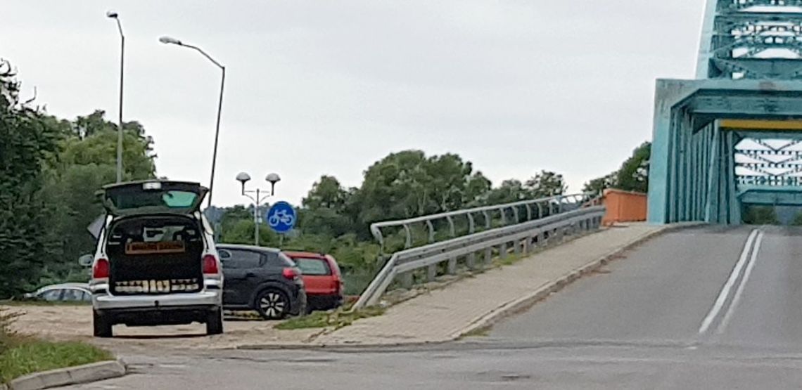 Słodkości koło mostu