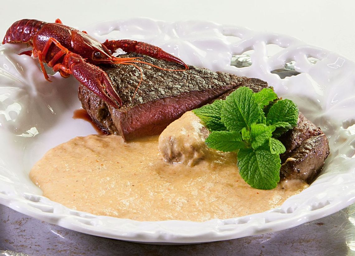 Smacznie, zdrowo i bezglutenowo. Stek z polędwicy wołowej z sosem rakowym Smacznie, zdrowo i bezglutenowo. Stek z polędwicy wołowej z sosem rakowym