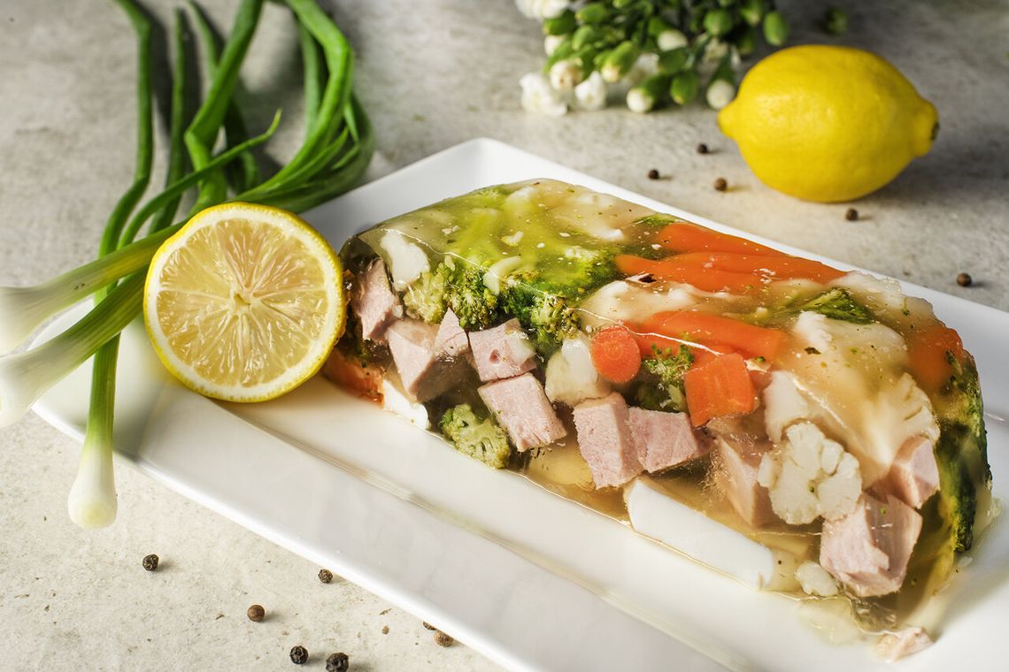 Smakowita galantyna z szynką, jajkiem i warzywami [PRZEPIS]