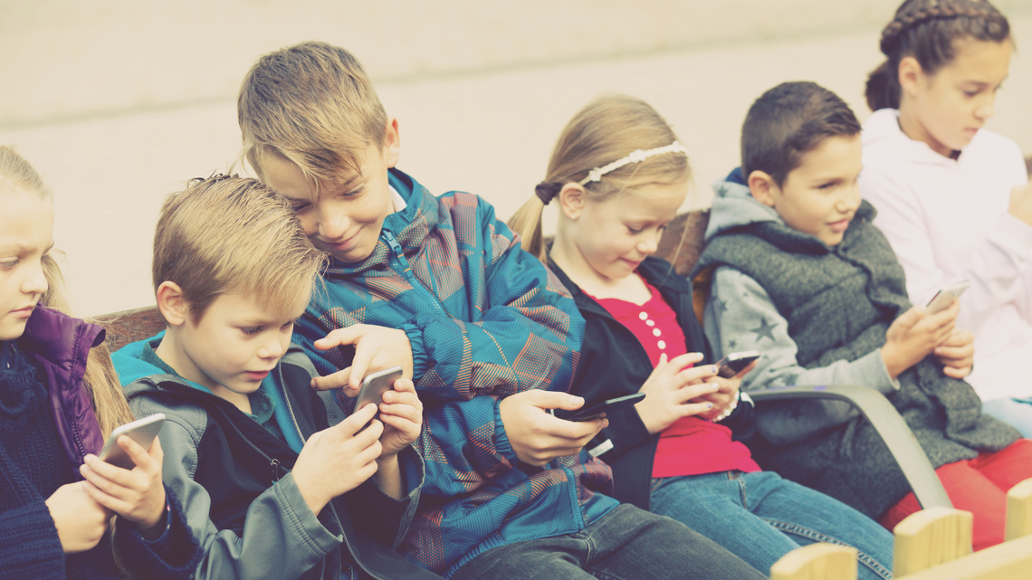 Smartfony u uczniów. Po wakacjach wszystkie szkoły będą miały jasność