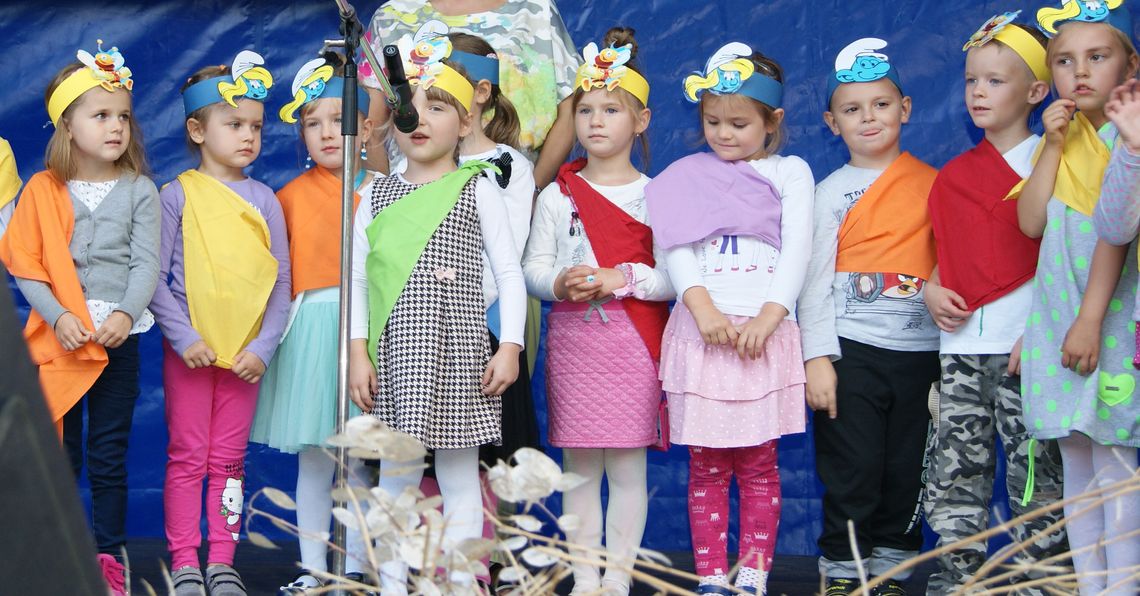 Smerfy i Pszczółki dziękowały rolnikom Smerfy i Pszczółki dziękowały rolnikom